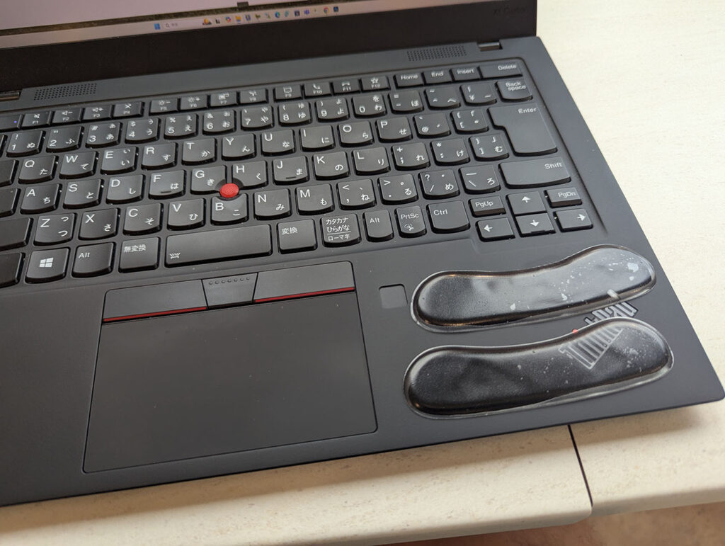 ThinkPadのノートパソコンのキーボード右下に、靴擦れ防止用のジェルパッドをリストレスト代わりに貼り付けている様子。