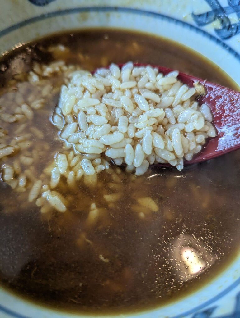 最後はカレーそばの最後はスープにご飯を入れてしめる。