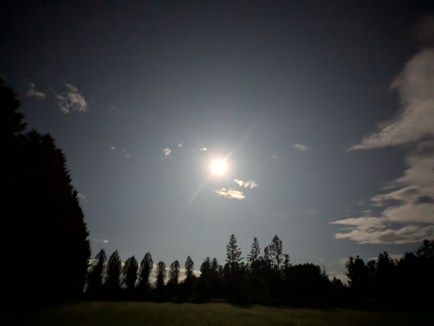 十勝まきばの家キャンプ場で見上げた満月の夜空