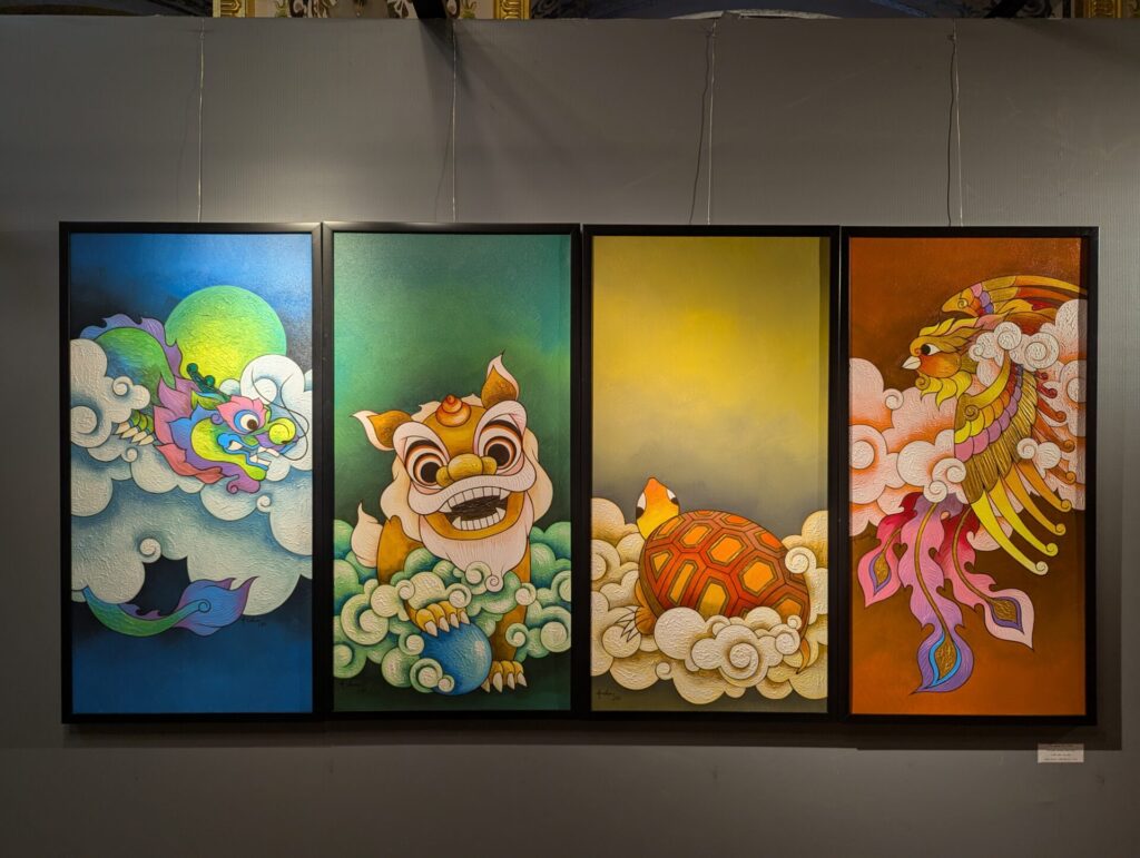 雲を背景に、龍・麒麟・亀・鳳凰を色鮮やかに描いた4枚組の現代的アート作品。青・緑・黄・橙の背景色が並び、四霊獣の個性が際立っている。