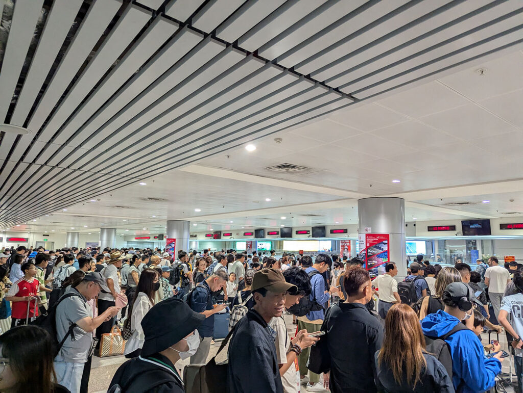 ホーチミン・タンソンニャット国際空港の入国審査場。13時ごろ、長蛇の列ができていて多くの旅行者が順番を待っている。