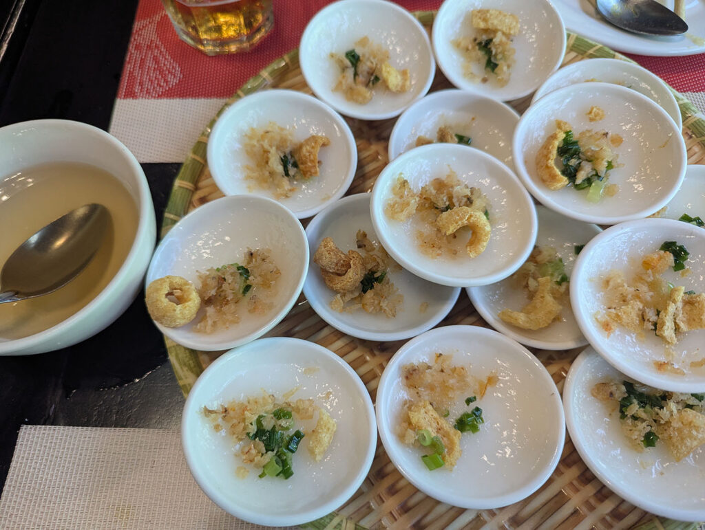 小皿に一口サイズで並べられたベトナムの蒸し米粉料理「バインベオ」。上にはフライドエシャロットや海老の粉がトッピン