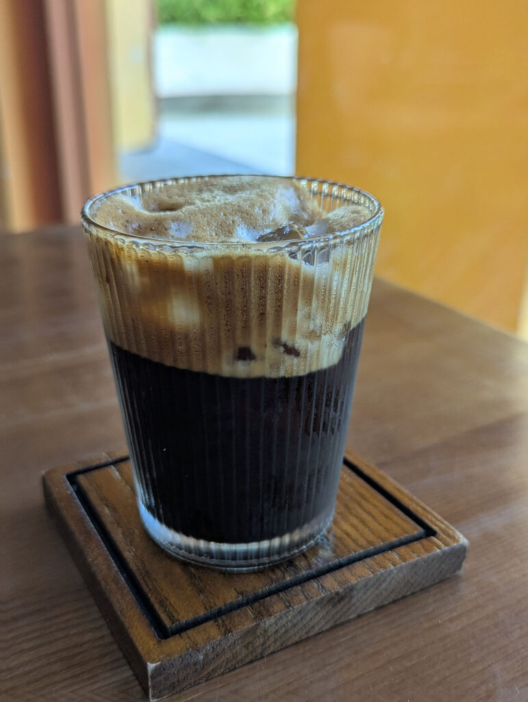 ベトナム・ダナンのLogin Coffeeで注文した、泡立ちの美しい濃厚ブラックコーヒー