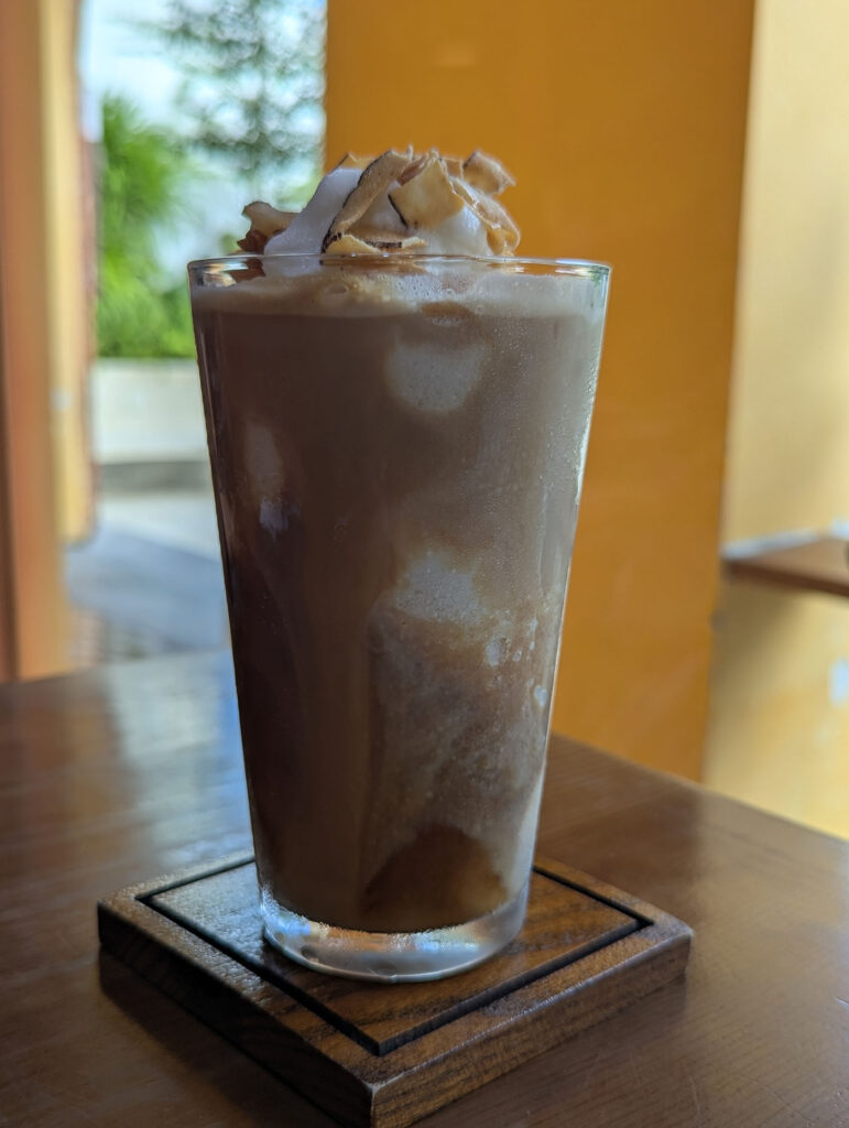 コナッツチップがたっぷり乗った、Login Coffeeのココナッツコーヒー