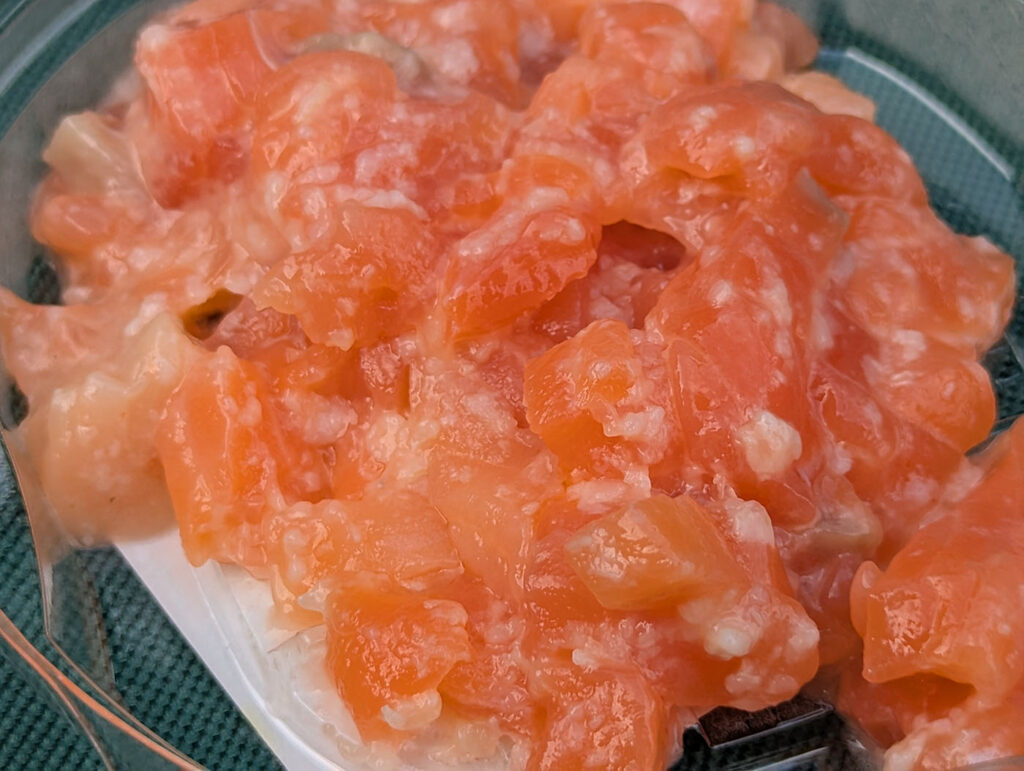 バローで購入したサーモンの麹漬け。オレンジ色の身がつややかで、発酵の香りがほんのり漂う。